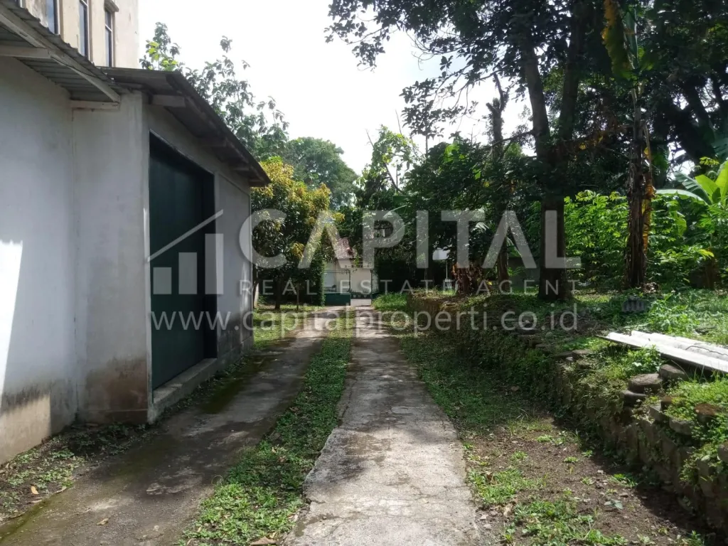 Jual murah gedung 3 lantai eks kampus dan sekolah di sayap Dago Bandung | iklanova.com