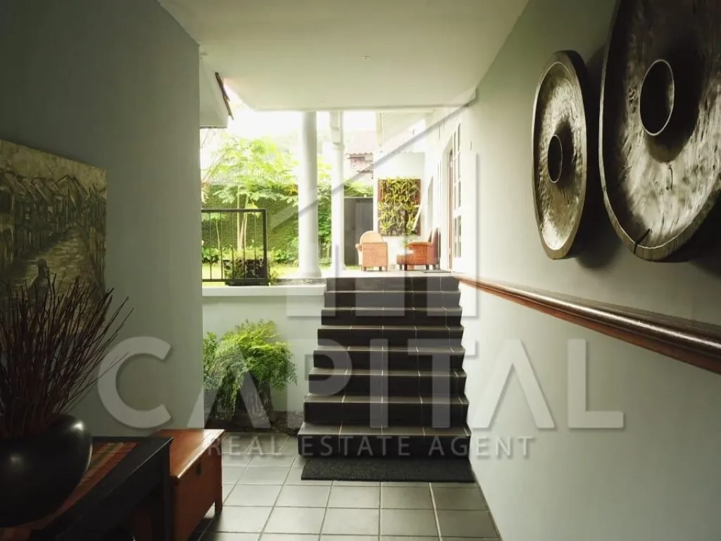 Jual rumah 2 lantai bagus, asri dan terawat di Gegerkalong Bandung | iklanova.com