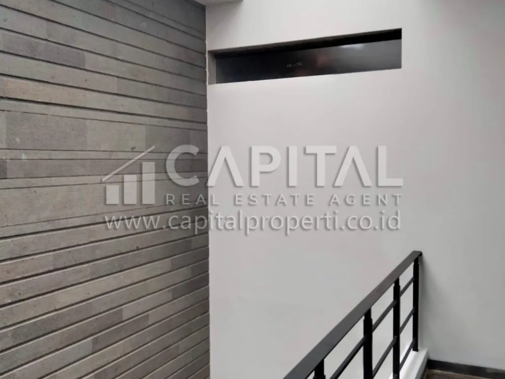 Jual rumah 2 lantai di Singgasana Pradana Bandung | iklanova.com