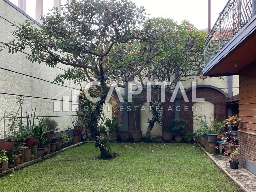 Jual rumah 2 lantai konsep kayu jati di Mekarwangi | iklanova.com