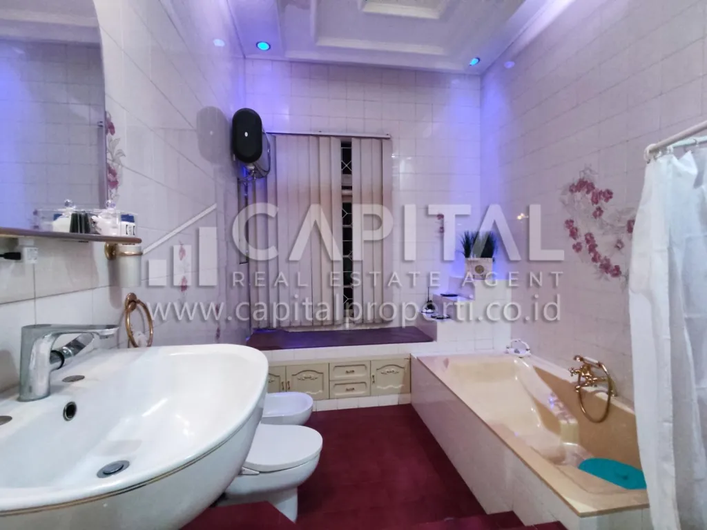 Jual rumah 2 lantai sangat strategis di area Merdeka Bandung | iklanova.com