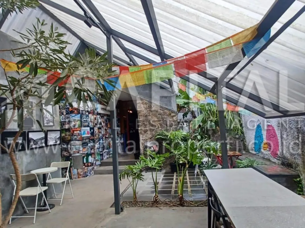 Jual rumah 2 lantai strategis di mainroad Dipatiukur, Bandung | iklanova.com