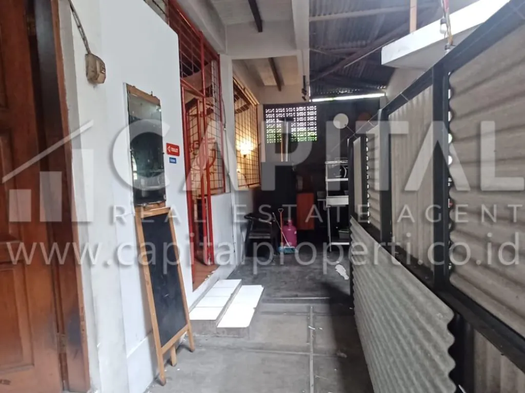 Jual rumah 2 lantai strategis di mainroad Dipatiukur, Bandung | iklanova.com