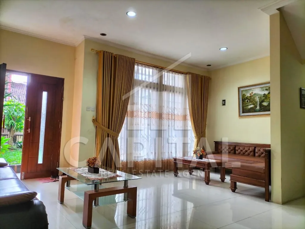 Jual rumah 3 lantai di Sarijadi Bandung | iklanova.com