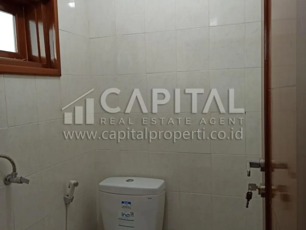 Jual rumah 3 lantai di sayap Riau Bandung Kota | iklanova.com