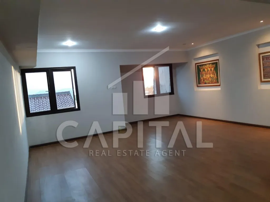 Jual rumah 3 lantai di Setraduta Bandung | iklanova.com