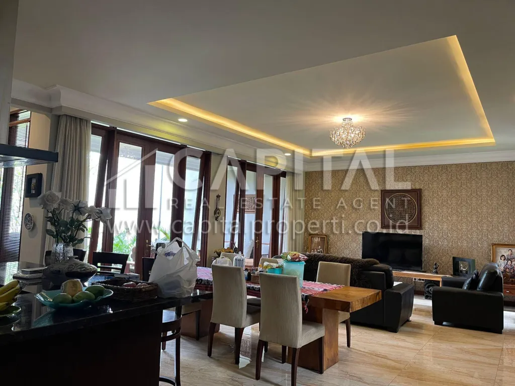 Jual rumah American Style dengan kolam renang pribadi di Gegerkalong Bandung | iklanova.com