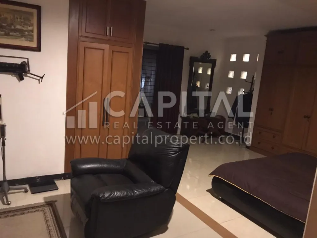 Jual rumah apik dan sangat terawat 2 lantai di area Turangga Bandung Kota | iklanova.com