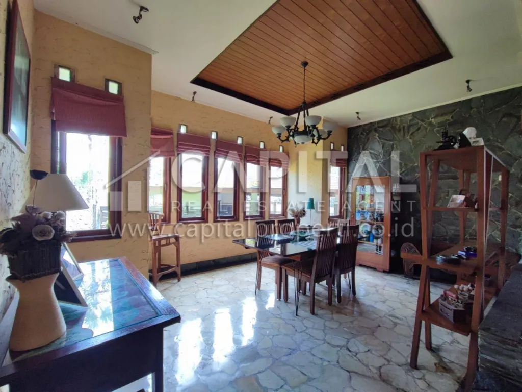 Jual rumah artistik 2.5 lantai di Gegerkalong Bandung | iklanova.com