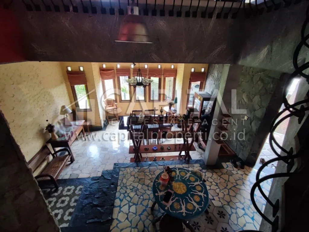 Jual rumah artistik 2.5 lantai di Gegerkalong Bandung | iklanova.com