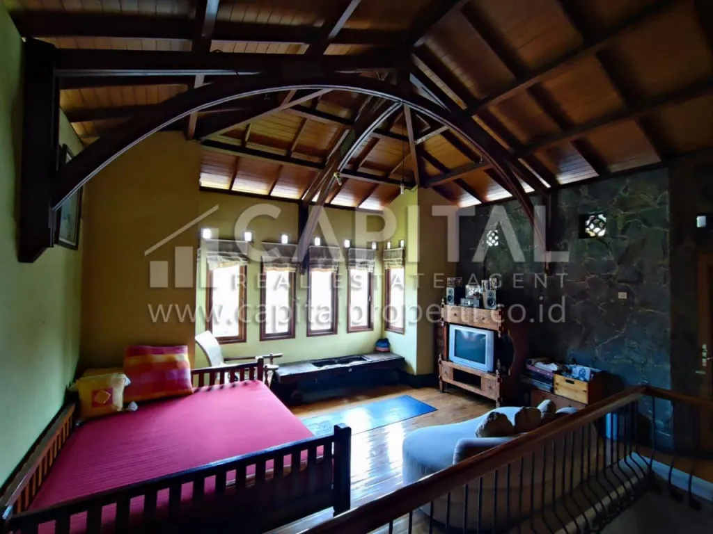 Jual rumah artistik 2.5 lantai di Gegerkalong Bandung | iklanova.com