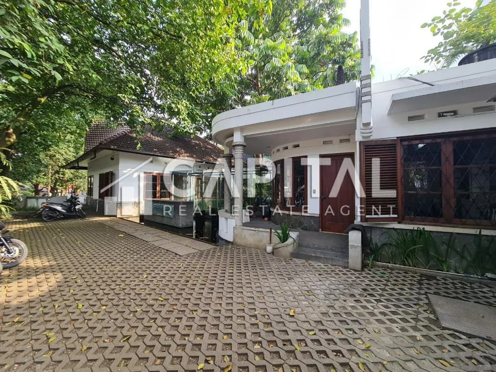 Jual rumah Belanda terawat, 2 lantai di sayap Dago | iklanova.com