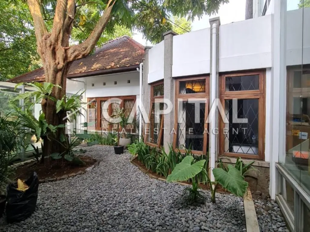 Jual rumah Belanda terawat, 2 lantai di sayap Dago | iklanova.com