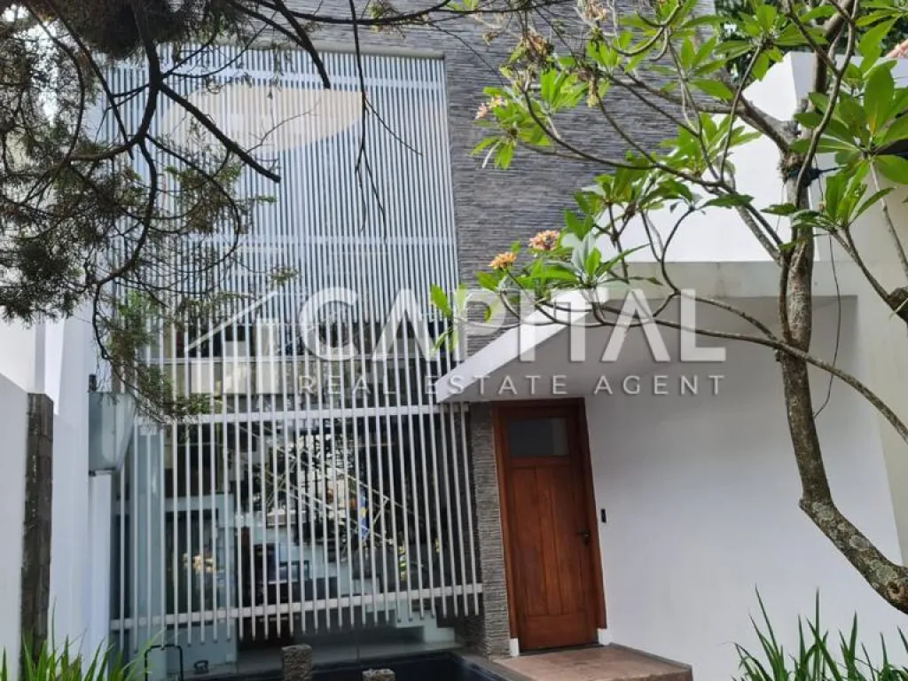 Jual rumah Belanda terawat, 2 lantai di sayap Dago | iklanova.com