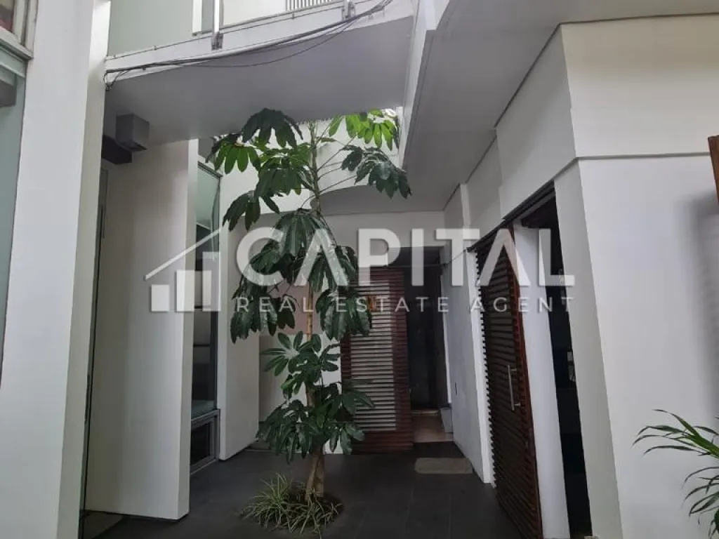 Jual rumah Belanda terawat, 2 lantai di sayap Dago | iklanova.com