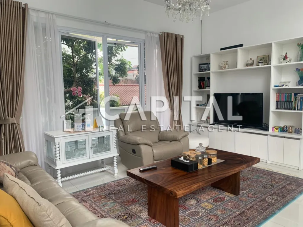 Jual rumah cantik dan nyaman 2 lantai dengan kolam renang di Gegerkalong Permai Bandung | iklanova.com