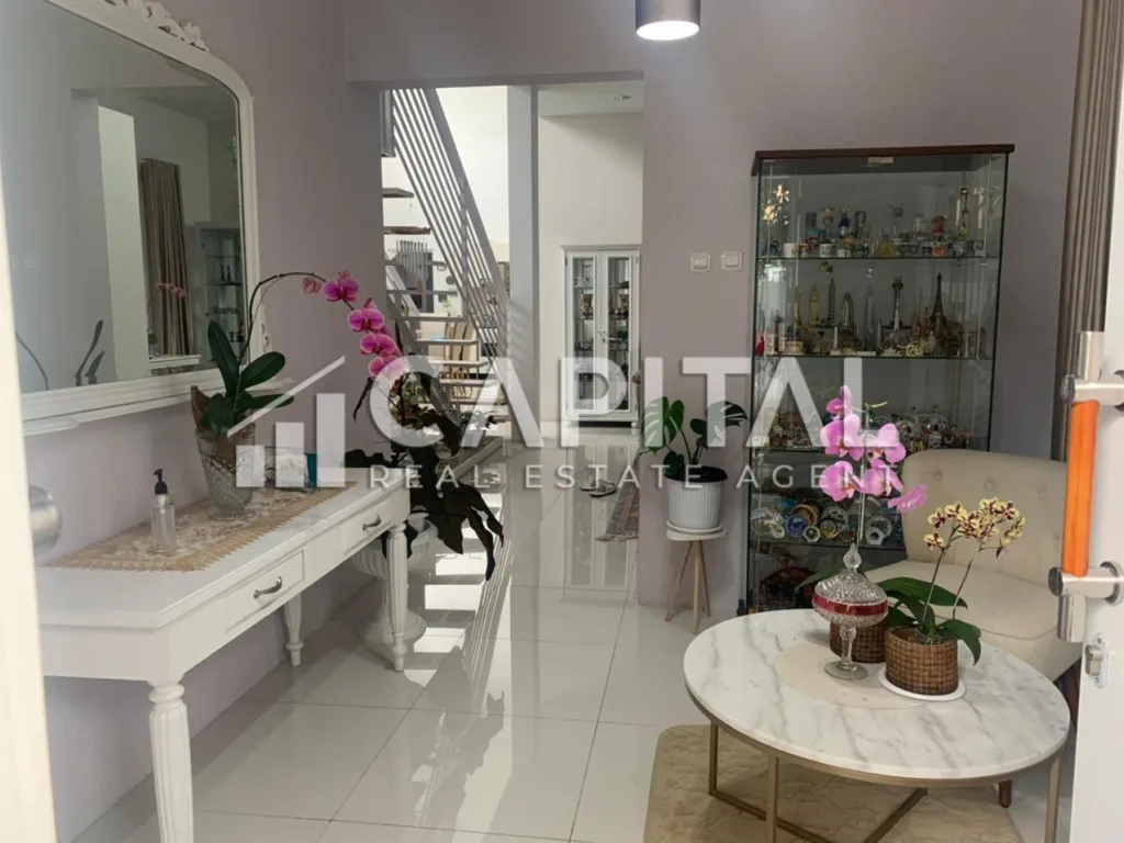 Jual rumah cantik dan nyaman 2 lantai dengan kolam renang di Gegerkalong Permai Bandung | iklanova.com