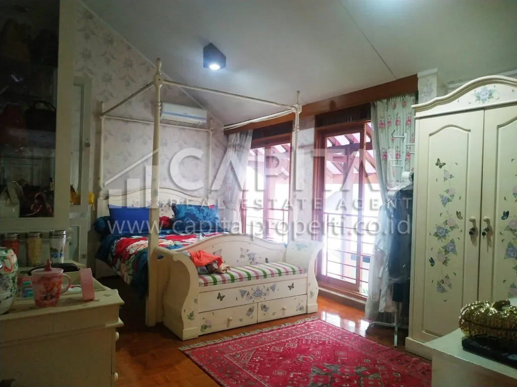 Jual rumah luas dan asri di Sarijadi Bandung | iklanova.com