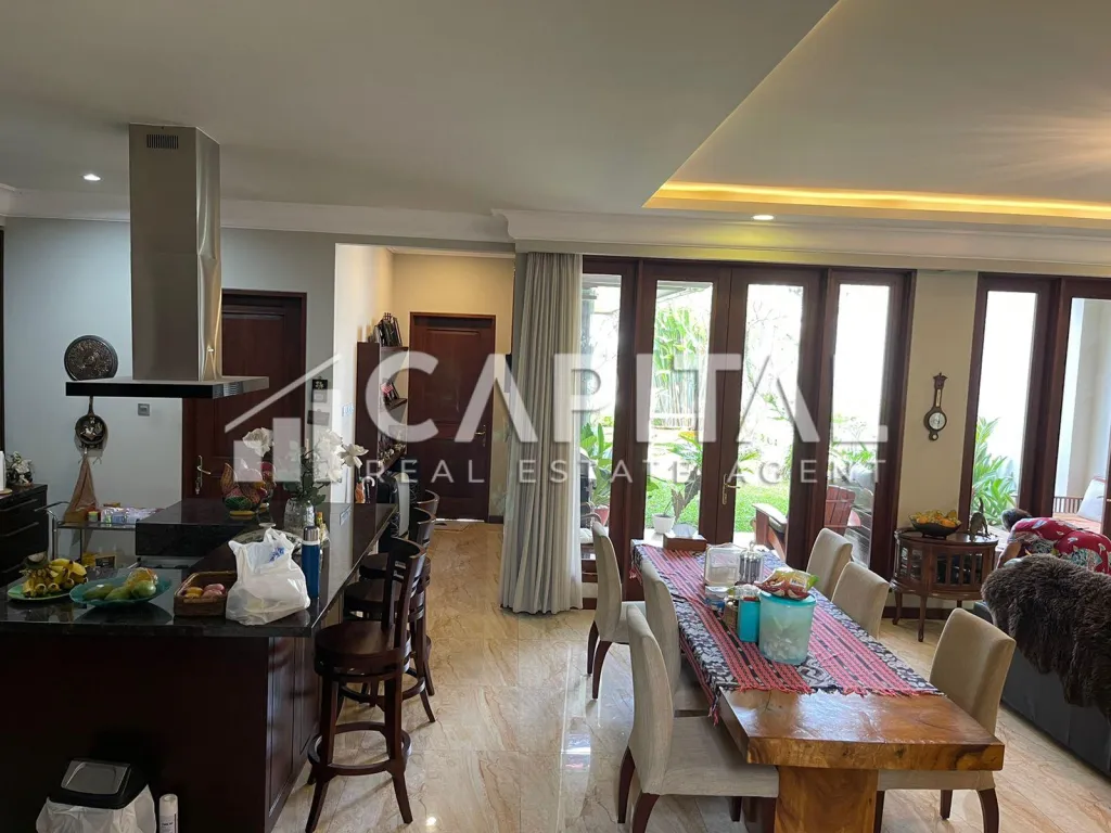 Jual rumah mewah American Style dengan kolam renang pribadi di Gegerkalong Bandung | iklanova.com