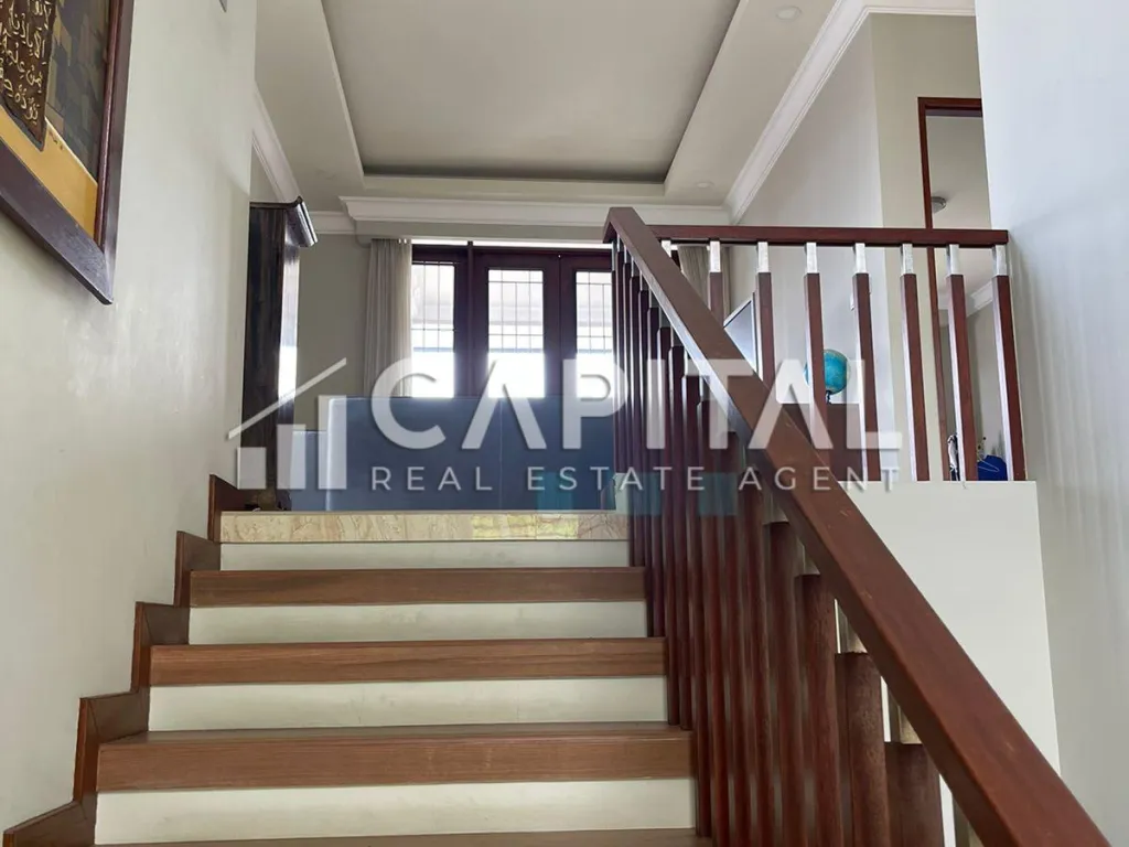 Jual rumah mewah American Style dengan kolam renang pribadi di Gegerkalong Bandung | iklanova.com