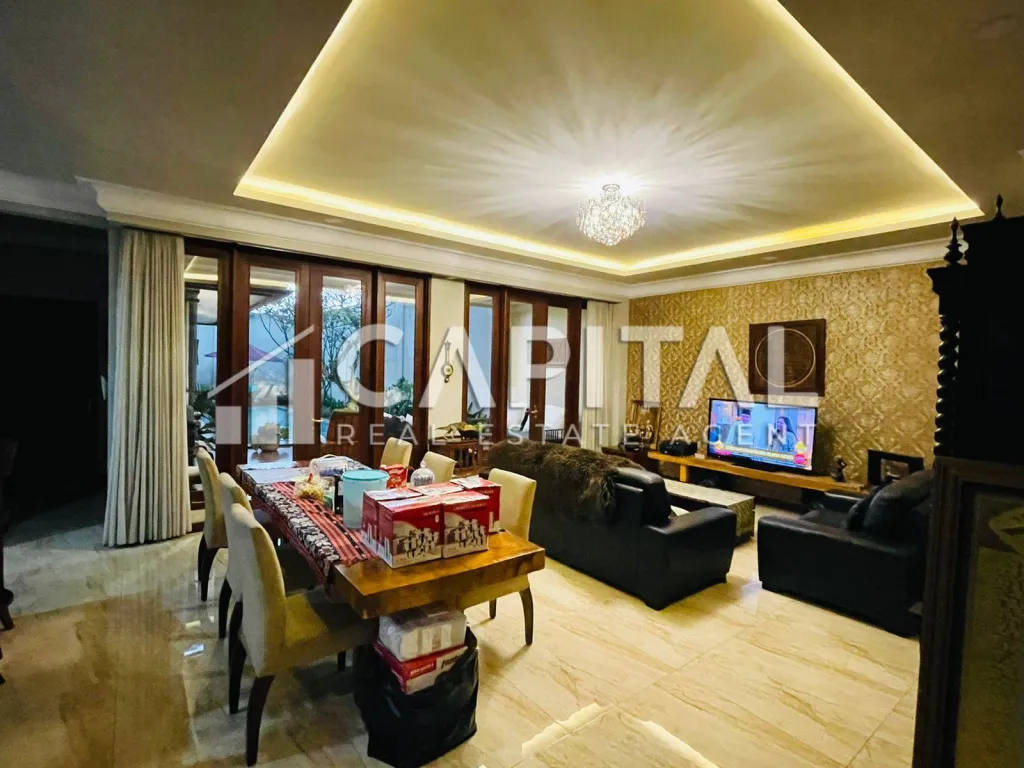 Jual rumah mewah American Style dengan kolam renang pribadi di Gegerkalong Bandung | iklanova.com