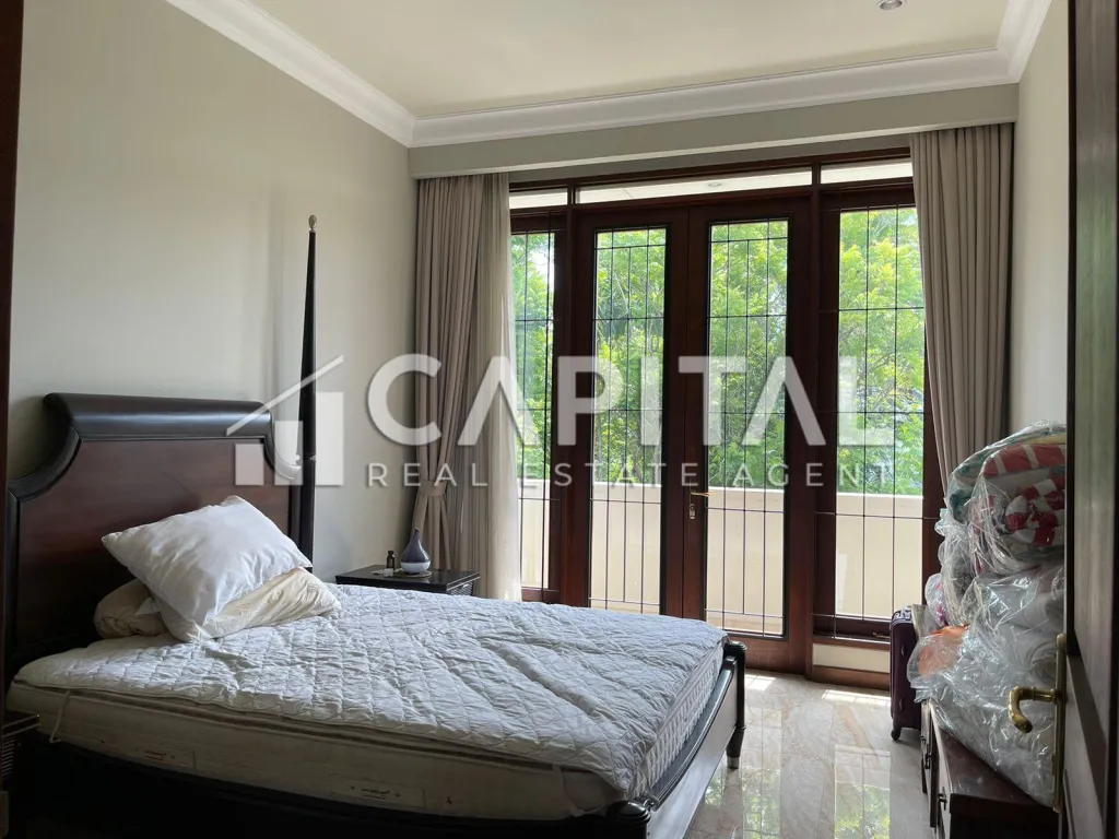 Jual rumah mewah American Style dengan kolam renang pribadi di Gegerkalong Bandung | iklanova.com