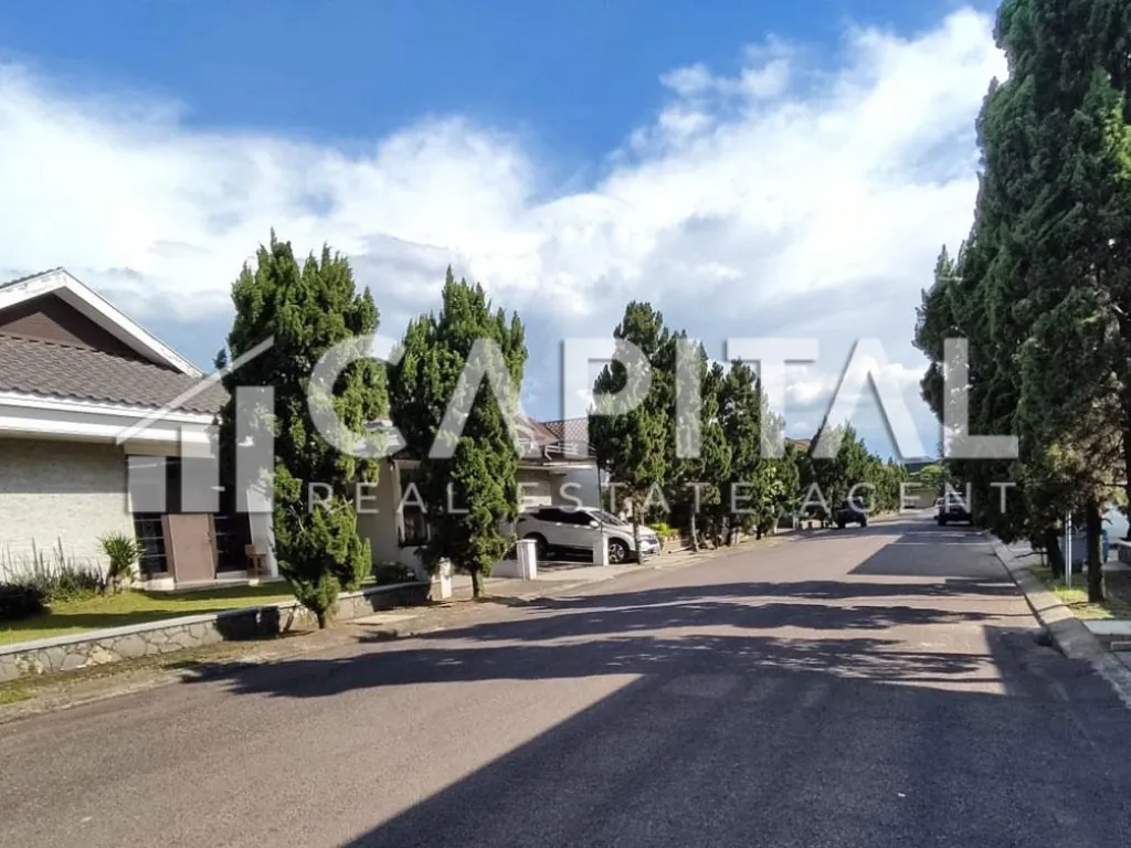 Jual rumah nyaman dan terawat di Singgasana Pradana Bandung | iklanova.com