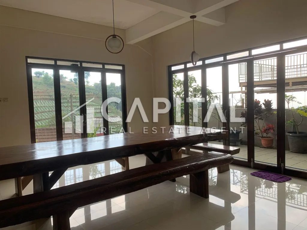 Jual/sewa rumah furnished 3 lantai di Resort Dago Pakar Bandung | iklanova.com
