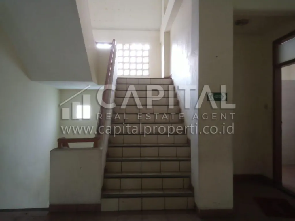 Murah! Jual gedung eks kampus dan sekolah 3 lantai di sayap Dago Bandung | iklanova.com