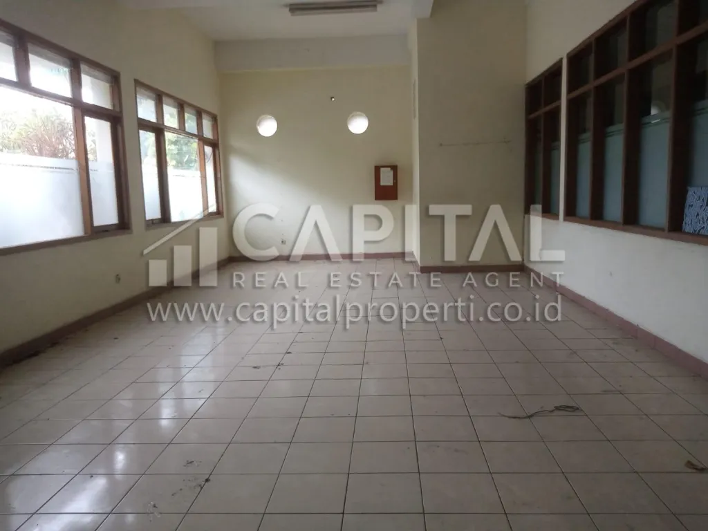 Murah! Jual gedung eks kampus dan sekolah 3 lantai di sayap Dago Bandung | iklanova.com