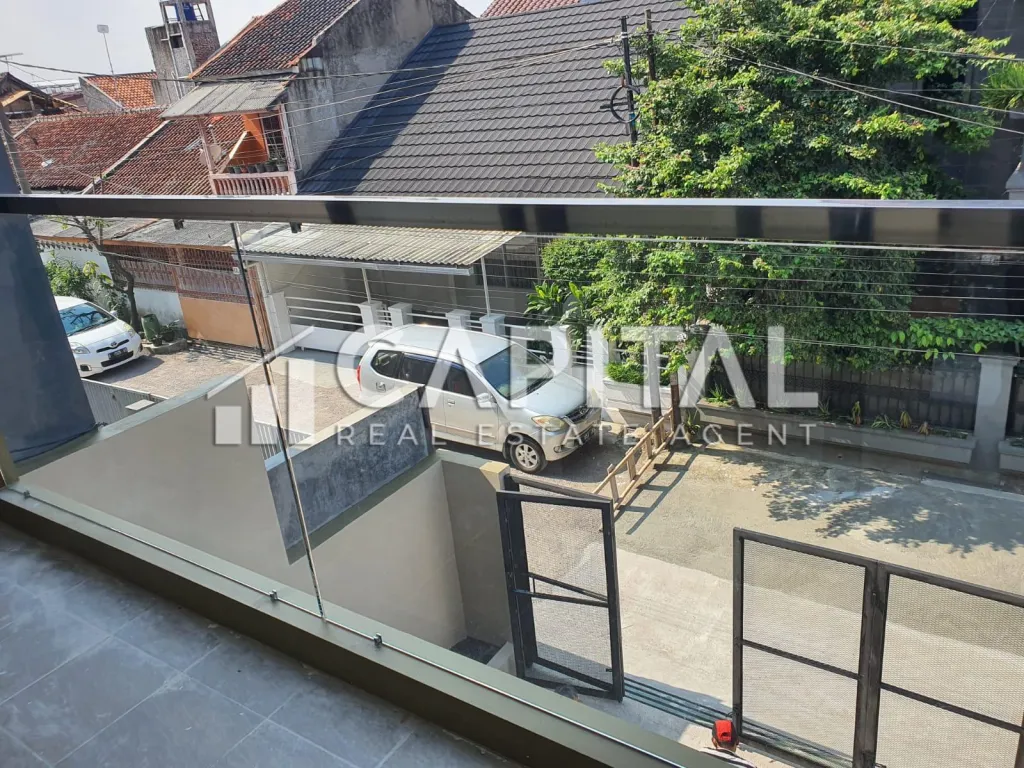 Rumah baru 2 lantai model minimalis di TKI 1 | iklanova.com