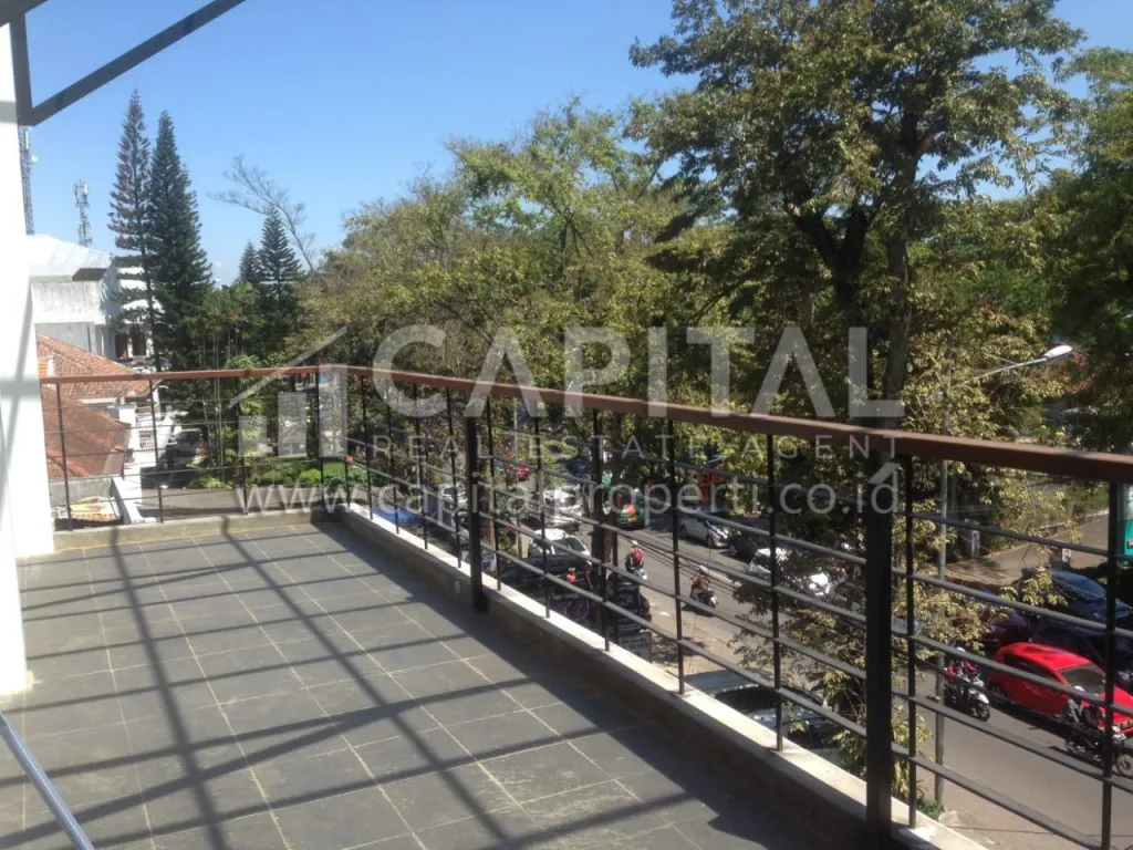 Sewa ruang usaha 2 lantai strategis di area ramai Dipatiukur Bandung | iklanova.com