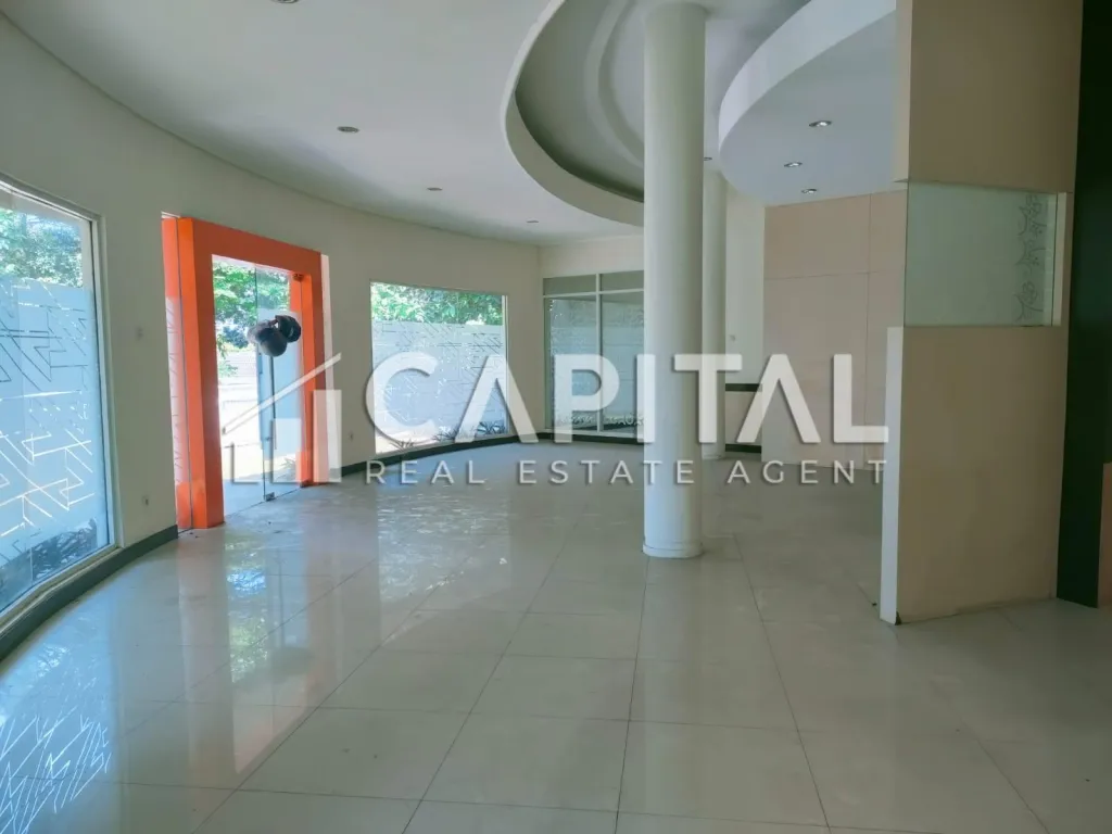 Sewa ruang usaha siap pakai dengan parkir luas di mainroad Sukajadi Bandung | iklanova.com