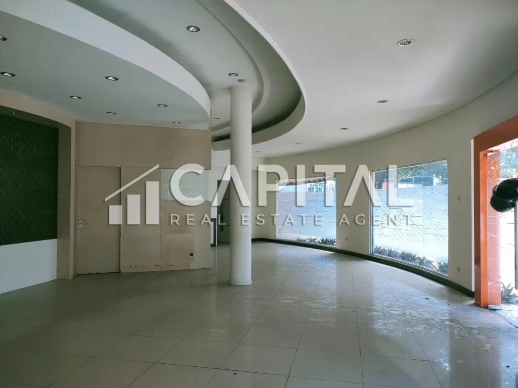 Sewa ruang usaha siap pakai dengan parkir luas di mainroad Sukajadi Bandung | iklanova.com