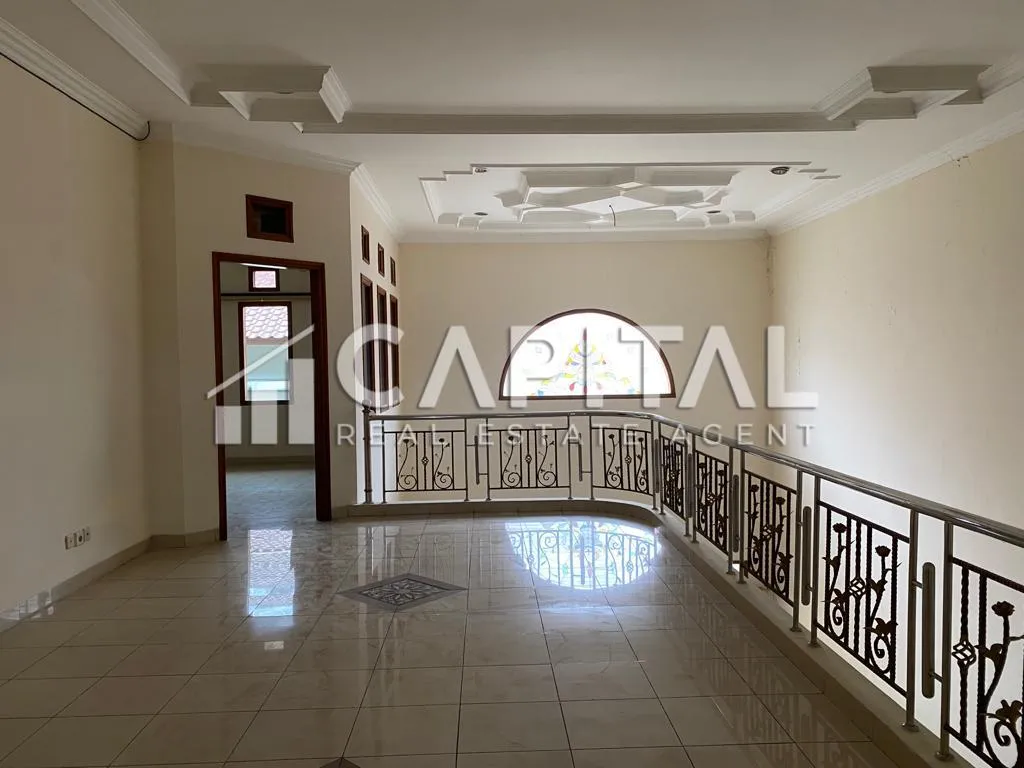 Sewa rumah 2 lantai di Setraduta | iklanova.com